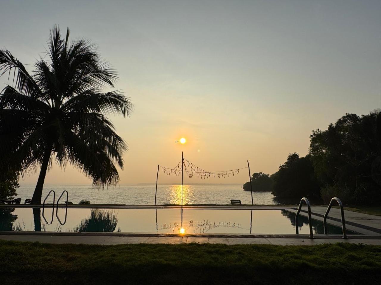 Nico Lagoon Hotel Negombo Exteriör bild