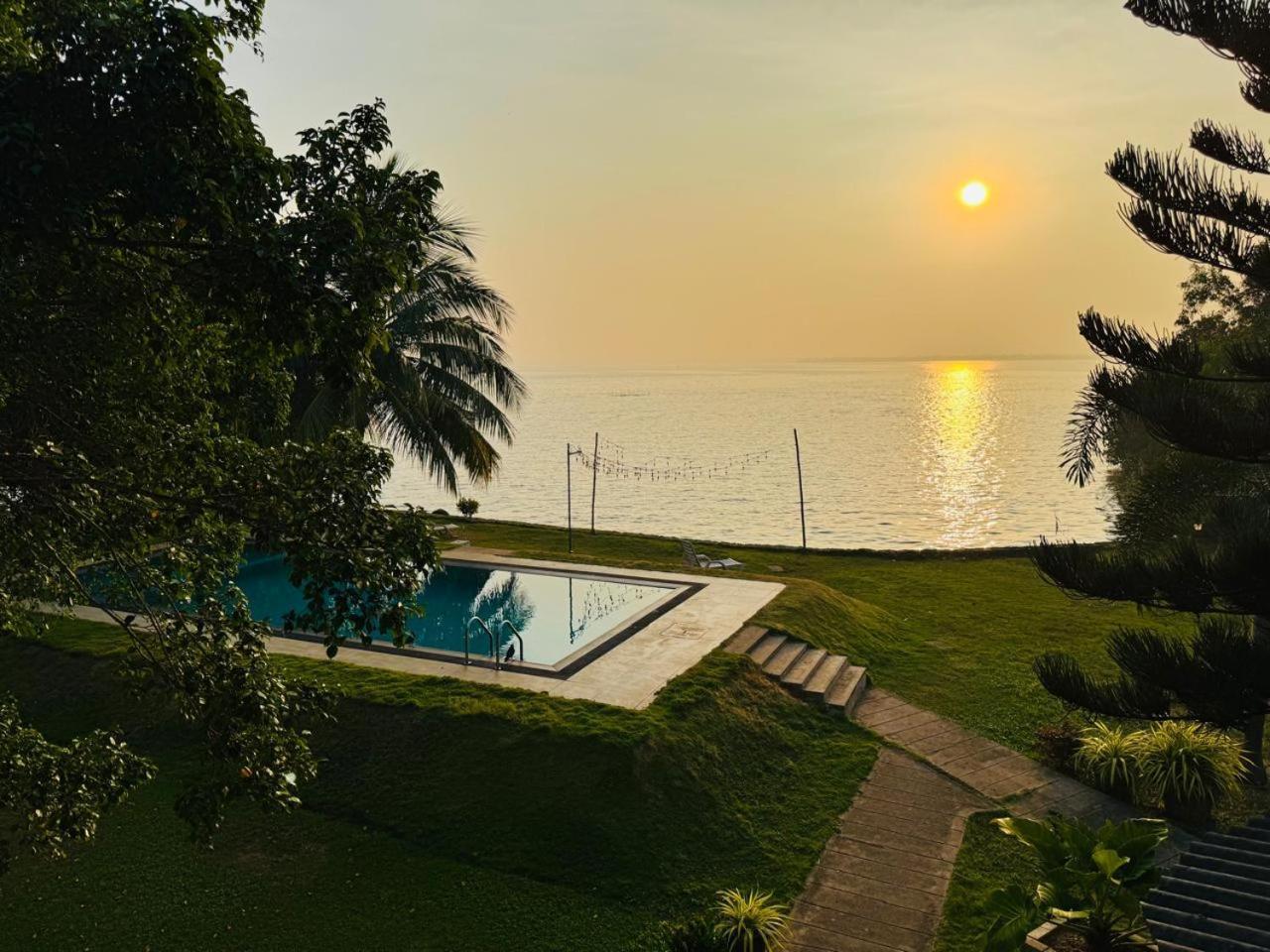 Nico Lagoon Hotel Negombo Exteriör bild