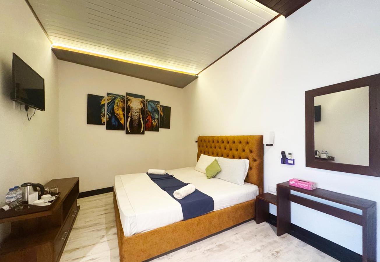 Nico Lagoon Hotel Negombo Exteriör bild