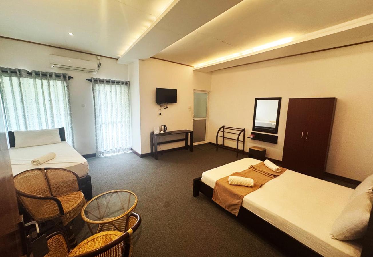 Nico Lagoon Hotel Negombo Exteriör bild