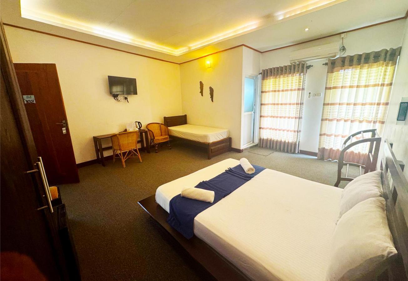 Nico Lagoon Hotel Negombo Exteriör bild