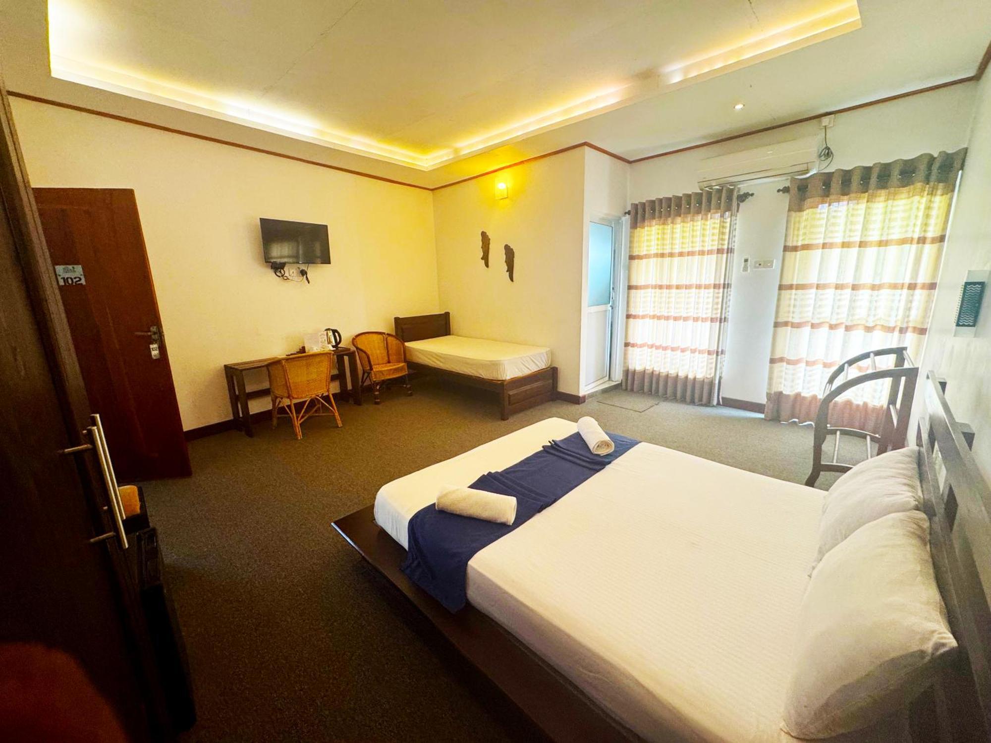 Nico Lagoon Hotel Negombo Exteriör bild