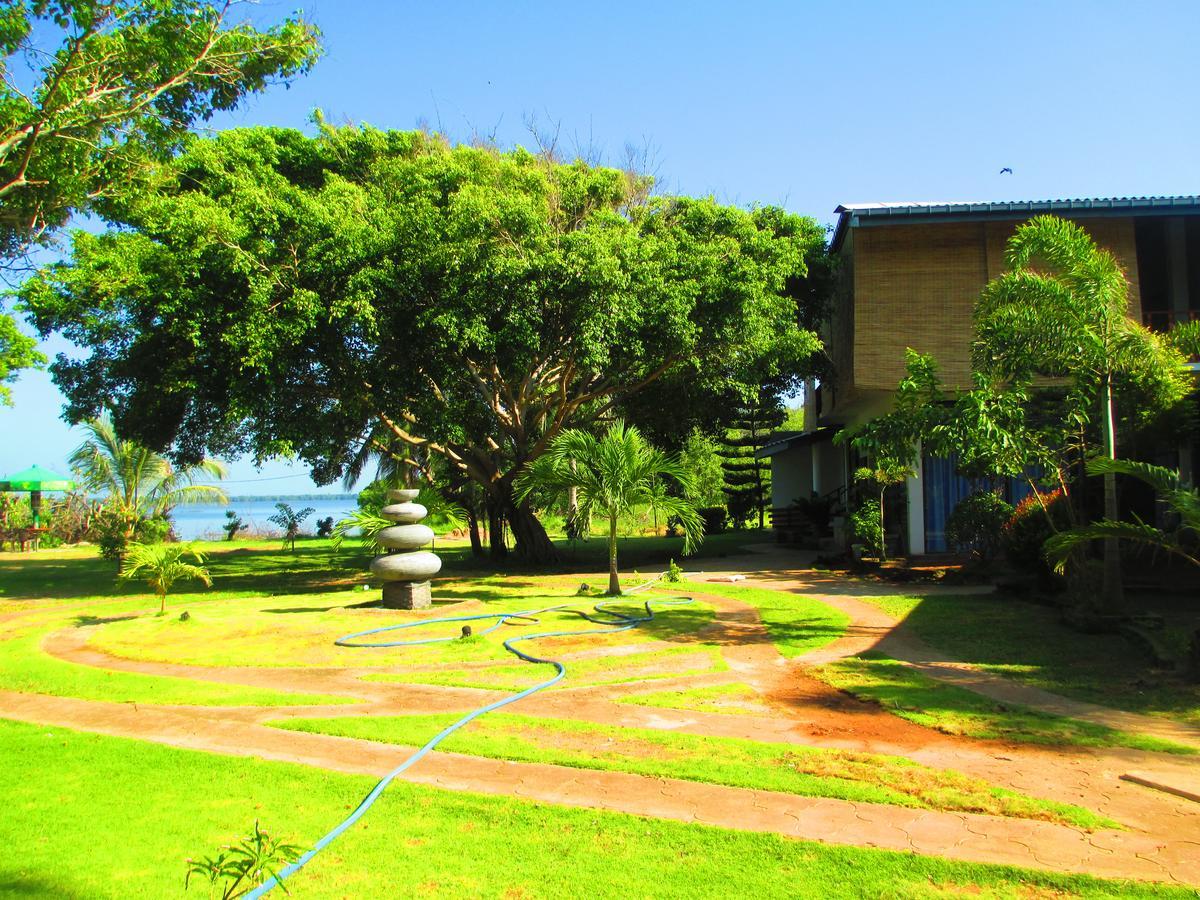 Nico Lagoon Hotel Negombo Exteriör bild