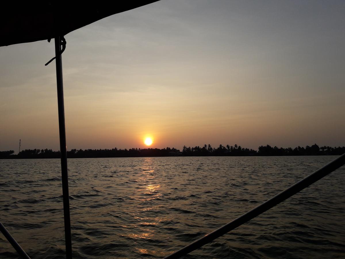 Nico Lagoon Hotel Negombo Exteriör bild