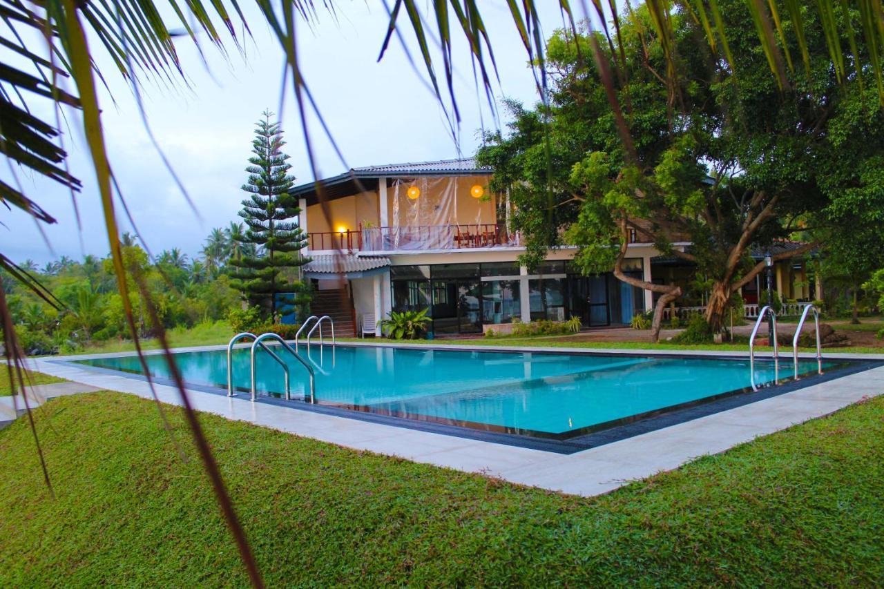 Nico Lagoon Hotel Negombo Exteriör bild