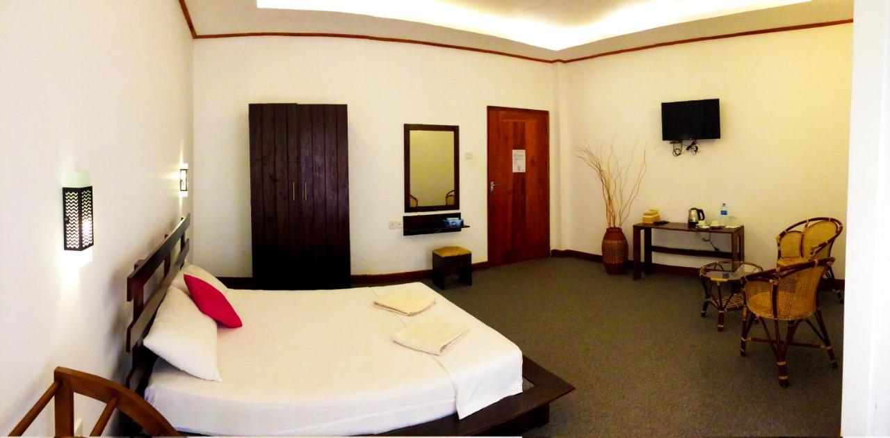 Nico Lagoon Hotel Negombo Exteriör bild